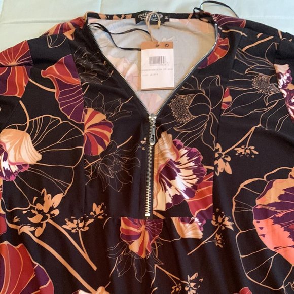 NWT - Beautiful Blouse, Black with Floral, Zippered Neckline SZ L - Picture 4 of 8